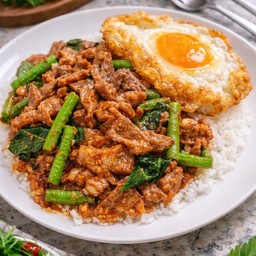 ข้าวผัดพริกแกงเนื้อ
