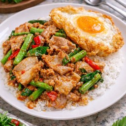 ข้าวผัดพริกแกงสามชั้นสไลด์