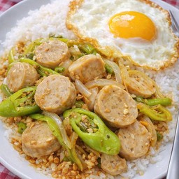 ข้าวผัดพริกหยวกลูกชิ้นหมู