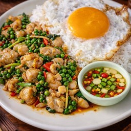 ข้าวผัดขี้เมาเอ็นข้อไก่