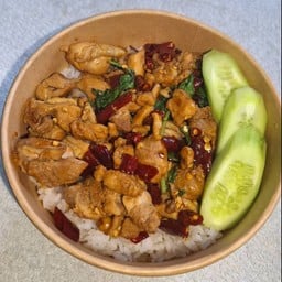 ผัดกะเพราไก่ชี้นพริกเเห้ง ราดข้าว