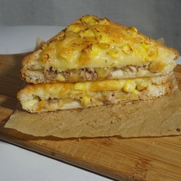 แซนวิชทูน่าสลัดคอร์นชีส