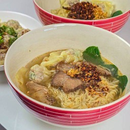 บะหมี่หมูแดงฮ่องกง เกี้ยวหมูโฮมเมด จากAmber