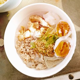 โจ๊กหมู ตับ ใส้ ไข่เยี่ยวม้า