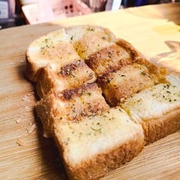 ปังกระเทียม