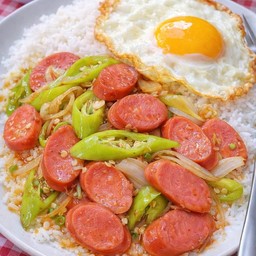 ข้าวผัดพริกหยวกไส้กรอกรมควัน