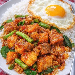 ข้าวผัดพริกแกงหมูกรอบ