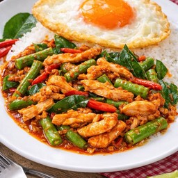 ข้าวผัดพริกแกงไก่