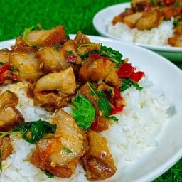 ข้าวกะเพราหมูกรอบ