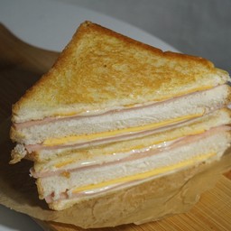 แซนวิชดับเบิ้ลแฮมชีส  ซอสทรัฟเฟิล