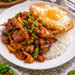 ข้าวผัดพริกแกงเครื่องในไก่