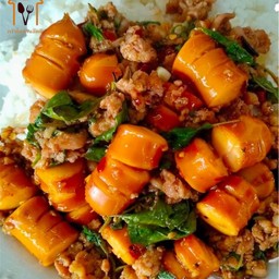 ข้าวกระเพราหมูสับไส้กรอกหนังกรอบ