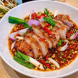 ยำคอหมูย่าง