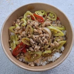ผัดพริกหยวกหมูสับ ราดข้าว