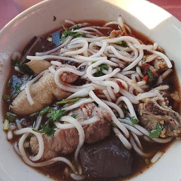 ข้าวเปียกรวมตีนไก่กะดูกเล้งจัมโบ้