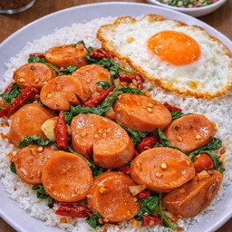 ข้าวผัดกะเพราไส้กรอกรมควัน