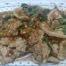 กระเพราเนื้อชิ้น