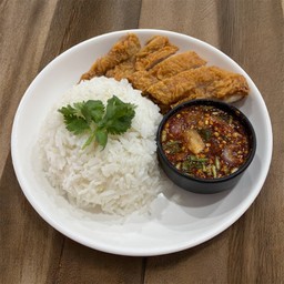 ข้าวไก่ทอด นำ้จิ้มแจ่ว