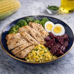 อกไก่300g  ไข่ต้มบร็อคโคลี่ลวกข้าวโพดคลุกสมุนไพร  บีทรูทย่างน้ำมันมะกอก
