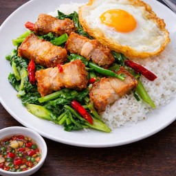 ข้าวผัดคะน้าหมูกรอบ