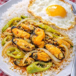 ข้าวผัดพริกหยวกหอยแมลงภู่