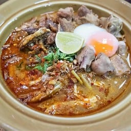 โจ๊กต้มยำปลากรอบไข่ลวก