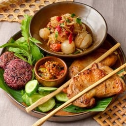 สำรับไก่ย่างปลาร้า LS แจ่วมะเขือเปรี้ยว จี่ข้าวก่ำ ตำผลไม้ (ตามฤดูกาล) (คำพูนดุสิต)