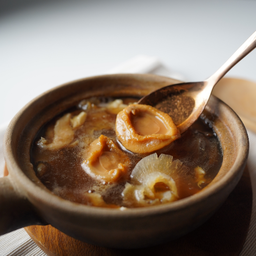 หูฉลามเป๋าฮื้อน้ำแดงตุ๋นหม้อดิน