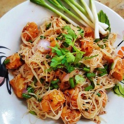 หมี่ยำโบราณลูกชิ้นหมูสับเกี๊ยวทอด