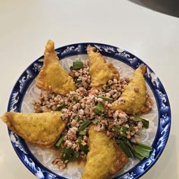 เกี๊ยวหมูทอดยำ