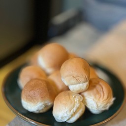 ชุดขนมปังนินิบอล อบ และนมข้น