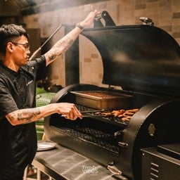 ทางร้านใช้เตา Yoder Smoker นำเข้าจากอเมริกา เป็นหัวใจหลักของร้าน 