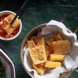 เต้าหู้ทอดจิ้มถั่ว