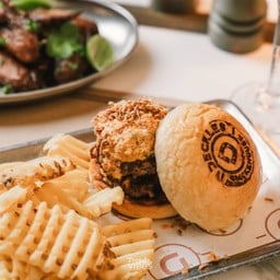 Brisket Cheeseburger on Fire! เบอร์เกอร์เนื้อบริสเก็ตรมควัน เนื้อแน่นฉ่ำ 