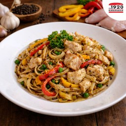 เฟตตูชินีผัดพริกไทยดําไก่