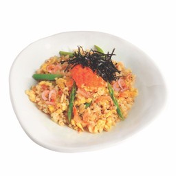 ข้าวผัดกระเทียมกุ้งซากุระและไข่กุ้ง