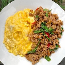 ข้าวกะเพราหมูสับไข่ข้น