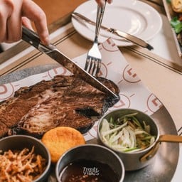 เมนูที่นำเสนอกลิ่นหอมรมควันได้ดีเยี่ยมคือ Smoked Brisket  