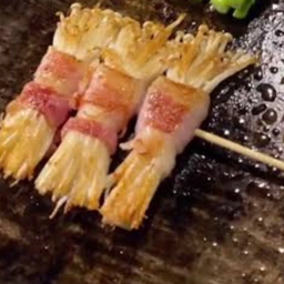 หมูสามชั้นพันเห็ดเข็มทอง