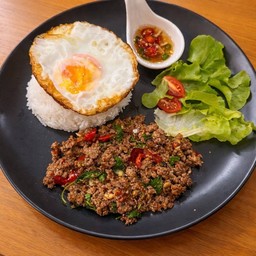 กระเพราเนื้อโคขุน+ไข่ดาว