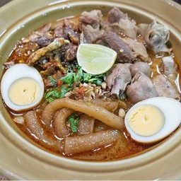 ก๋วยจั๊บต้มยำปลากรอบไข่ต้ม