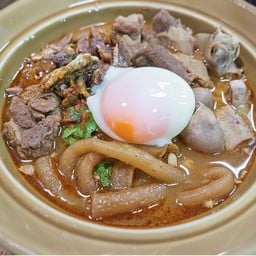 ก๋วยจั๊บต้มยำปลากรอบไข่ลวก