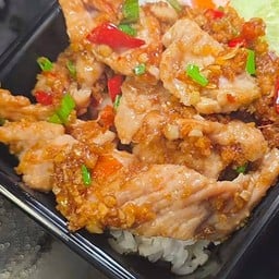 ข้าวราดหมูนุ่มคั่วพริกเกลือ