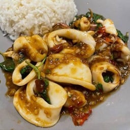 ข้าวกะเพราปลาหมึก