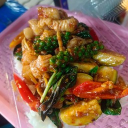 หมูสามชั้นผัดฉ่าพริกแกง(ราดข้าว)