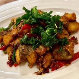 ปลากระพงทอดกะเพรากรอบ