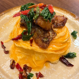 ข้าวไข่ข้นปลากระพงทอดกะเพรากรอบ