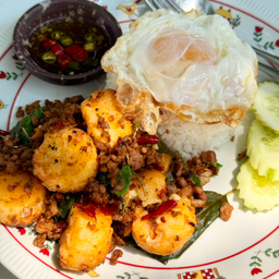 ข้าวกะเพราเต้าหู้ไข่หมูสับสูตรโบราณ