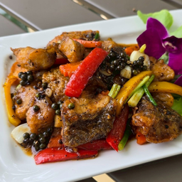 ปลากระพงผัดพริกไทยดำ