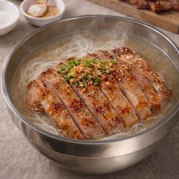 ก๋วยจั๊บญวนหมูย่างซอสคาราเมลโชยุ